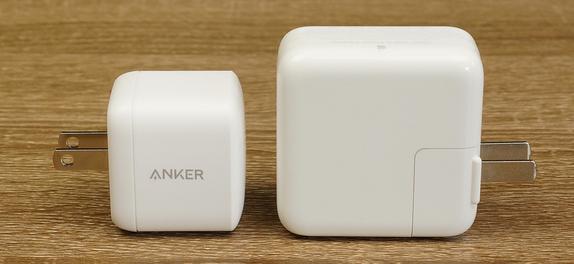 左边是ANKER PowerPort Atom PD1 GaN充电器,右边是APPLE 30W USB-C充电器